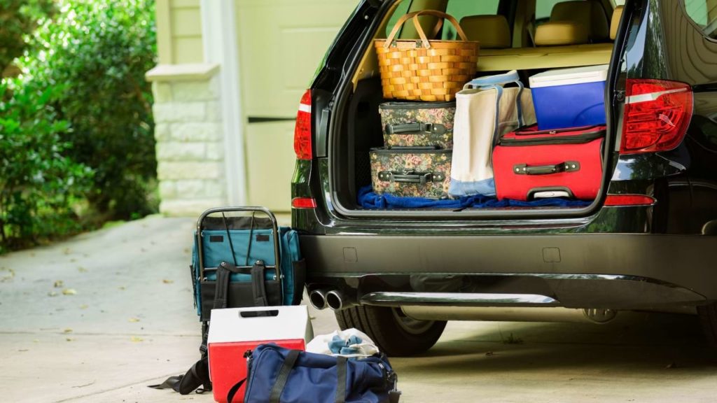 imagem de carro com bagagens preparadas para viagem