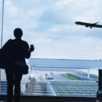 imagem de turista no aeroporto com passagem de avião na mão