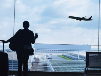 imagem de turista no aeroporto com passagem de avião na mão