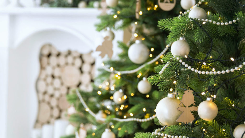 Árvore de Natal tradicional decorada com enfeites, como bolas coloridas e estrelas, simbolizando o espírito natalino.