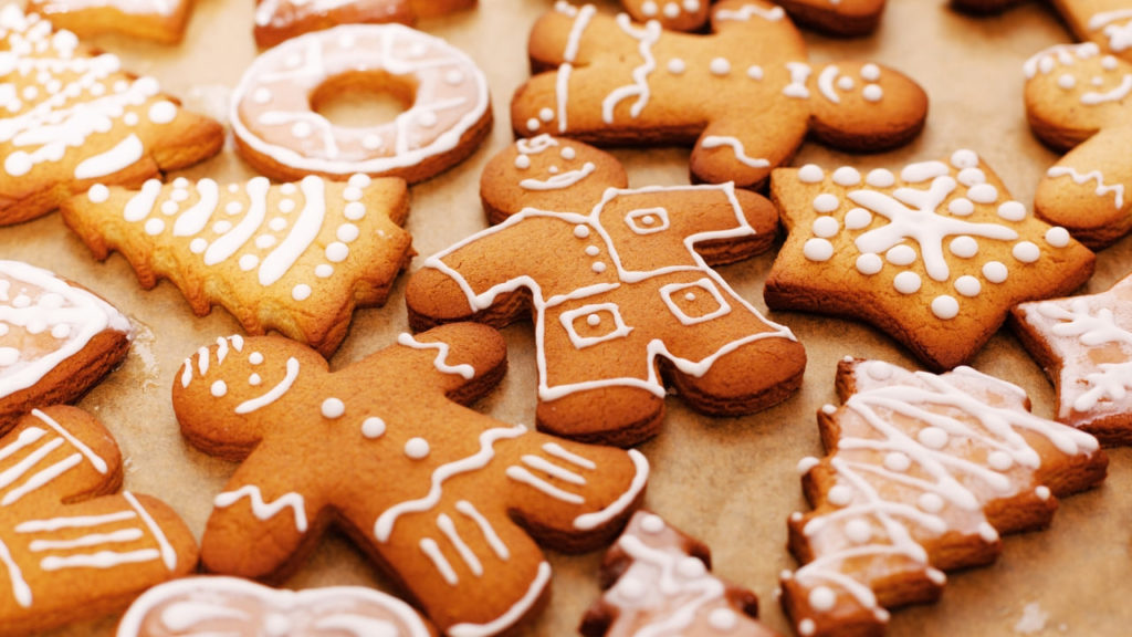 Biscoitos de gengibre decorados com glacê, representando uma deliciosa tradição de Natal