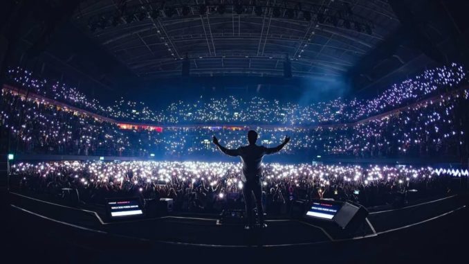 Show de sertanejo universitário com grande público vibrando com a música de Gusttavo Lima